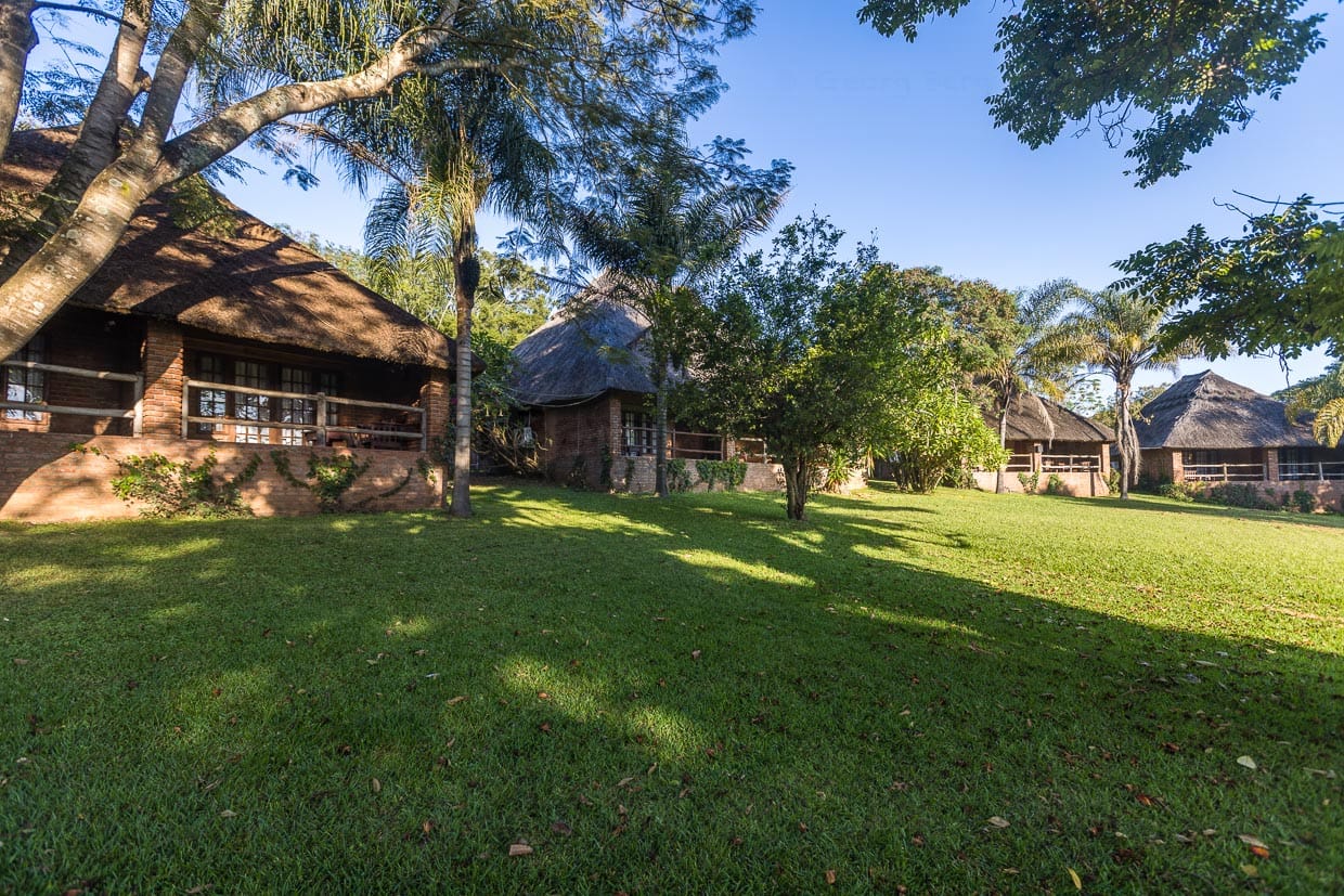 Kumbali Country Lodge in Lilongwe, Malawi. Einige der insgesamt 16 strohbedeckten Suiten mit eigener Terrasse. Die Lodge befindet sich auf einem 650 ha großen Bauernhof 10 Minuten vom Stadtzentrum Lilongwe entfernt / © Foto: Georg Berg