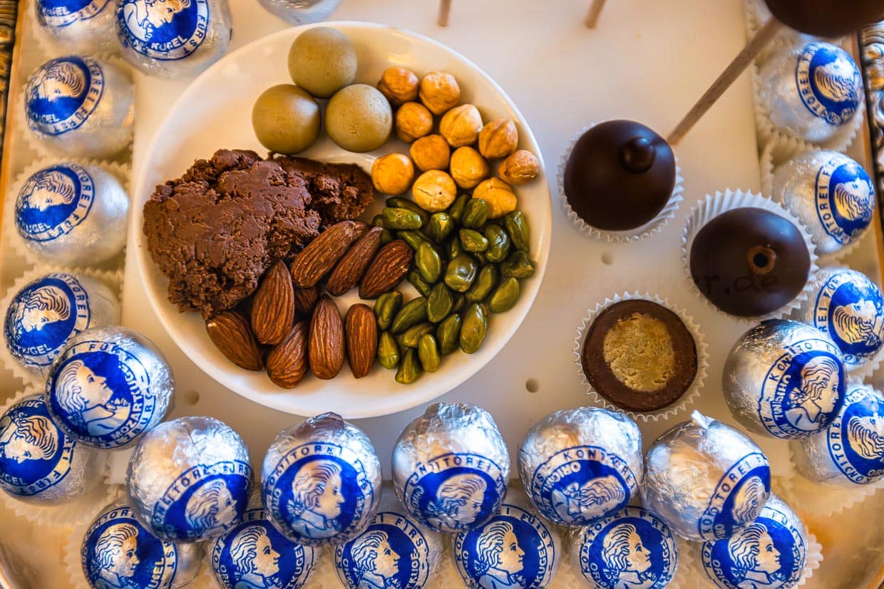Zutaten der Original Salzberger Mozartkugel. 1890 erfand der Konditor Paul Fürst die kugelrunde Praline und benannte sie nach dem berühmtesten Sohn der Stadt Salzburg, Wolfgang Amadeus Mozart / © Foto: Georg Berg