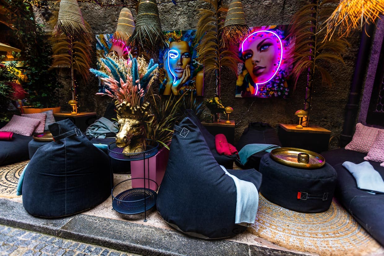 Details in der Outdoor-Lounge im Restaurant Peter, St. Peter Stiftskulinarium. Historisches Ambiente wird hier mit Pop-Art gemischt / © Foto: Georg Berg