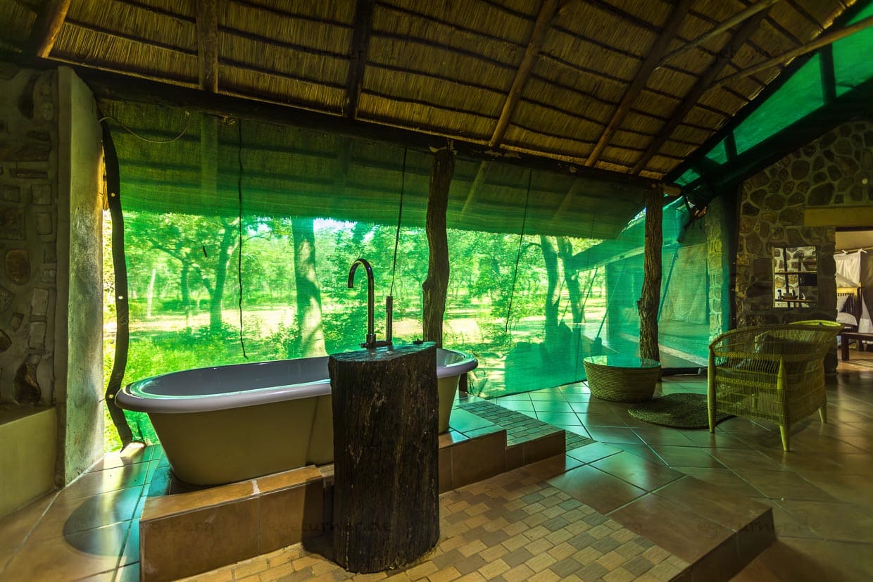 Badezimmer mit Blick in das Buschland im Majete Wildlife Reserve, Thawale Lodge / © Foto: Georg Berg