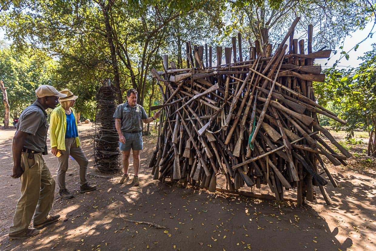 Park Manager John Adendorff, Majete Wildlife Reserve, erklärt anhand von konfiszierten Waffen die Praktiken der Wilderer / © Foto: Georg Berg