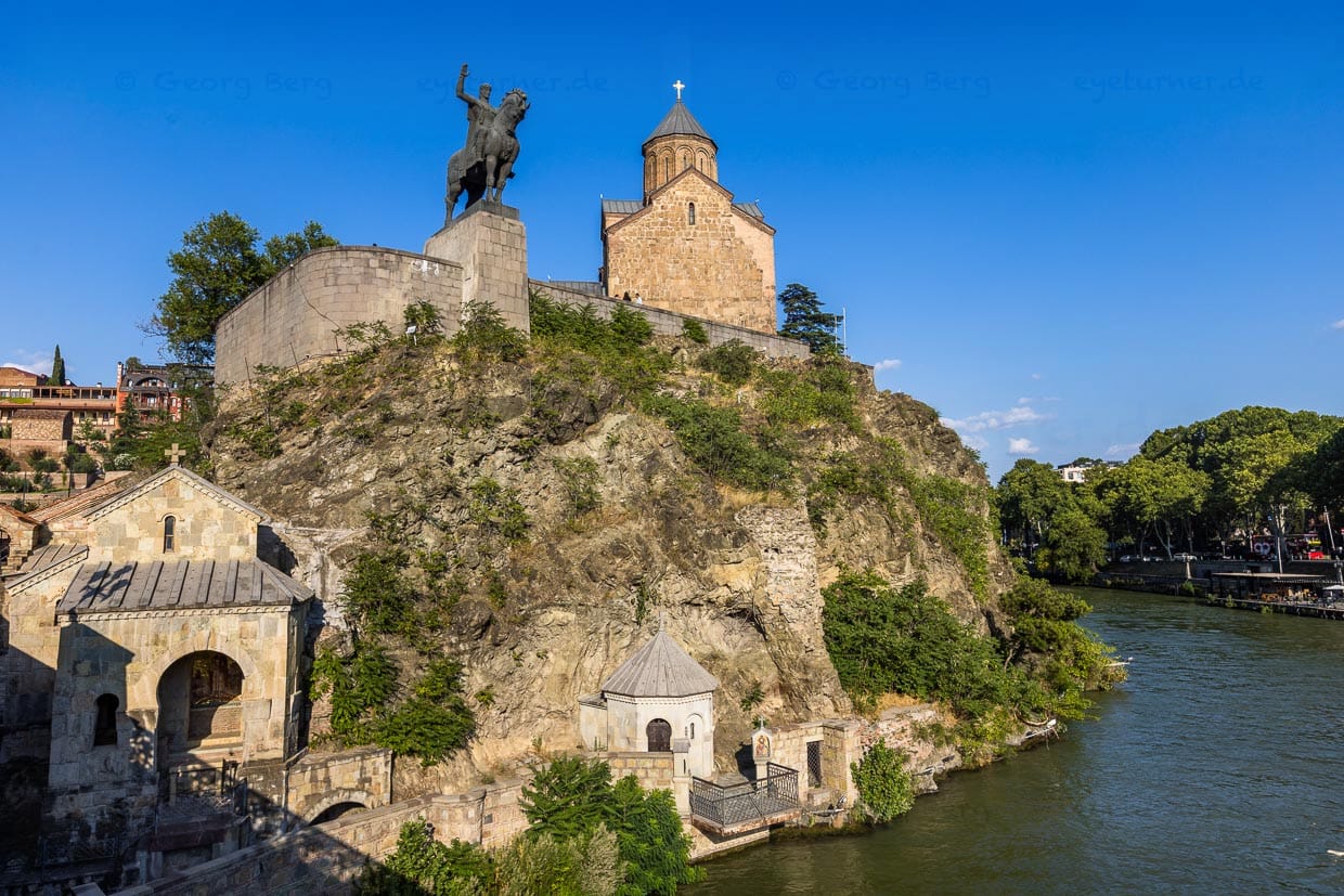 Das Reiterstandbild des Königs Wachtang I. Gorgassali, der im 5. Jahrhundert die Stadt Tiflis gründete, vor der Metechi-Kirche, die sich über dem Steilufer der Kura auf dem Gelände der ehemaligen Königsresidenz erhebt / © Foto: Georg Berg