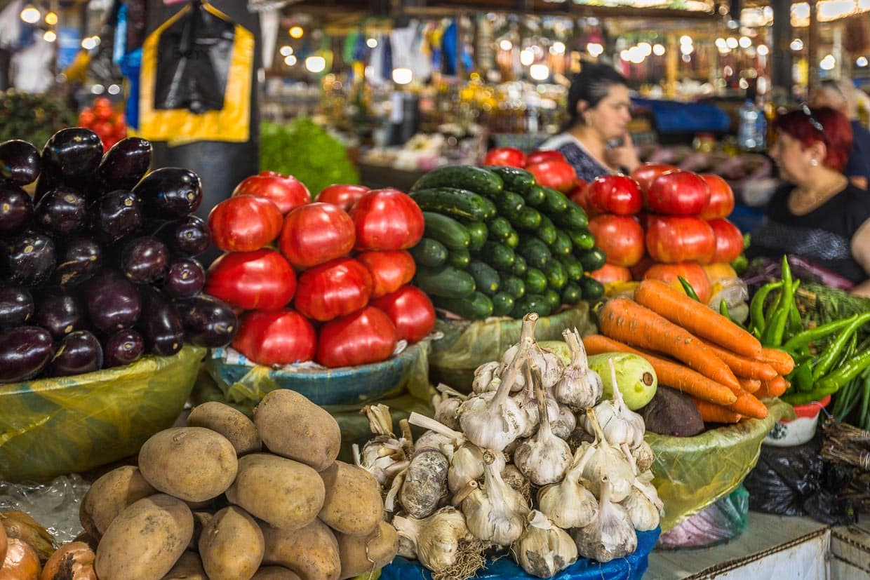 In Telawi, der Hauptstadt der georgischen Provinz Kachetien, decken wir uns auf einem Bauernmarkt mit frischen Lebensmitteln ein / © Foto: Georg Berg