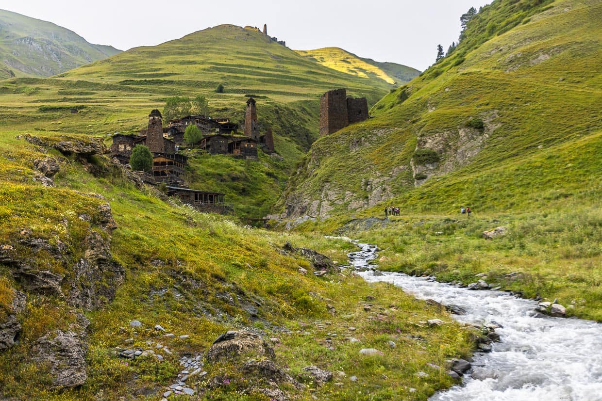Hinter dem tuschetischen Wehrdorf Dartlo erkennt man wenige Kilometer vor der tchetschenischen Grenze die Burg Kvavlo / © Foto: Georg Berg