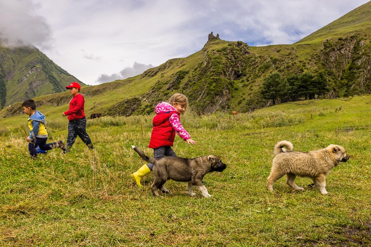 In Georgien haben die Kinder drei Monate Sommerferien. Diese Zeit verbringen die Familien der Tuschen meist in den Gebirgsdörfern Tuschetiens / © Foto: Georg Berg
