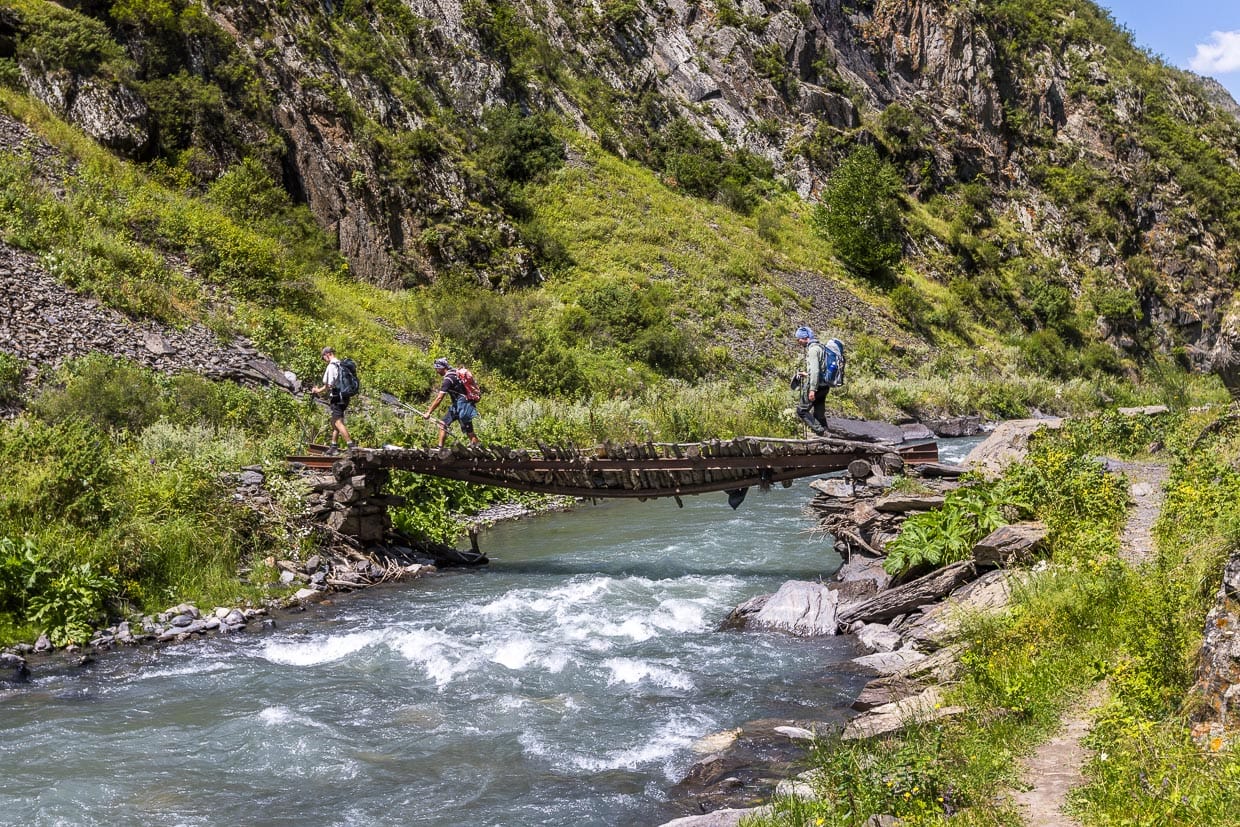 Manch eine Brücke macht nicht den zuverlässigsten Eindruck, lässt dem Wanderer aber keine Wahl / © Foto: Georg Berg