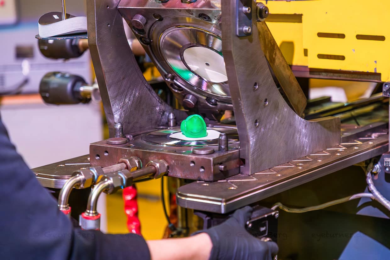 Die Newbilt-Presse aus Deutschland: Alle 30 Sekunden entsteht eine neue Schallplatte / © Foto: Georg Berg