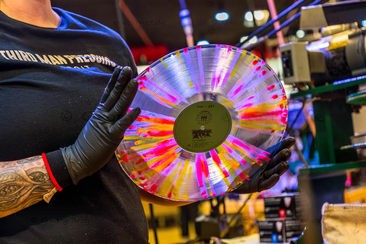 Soeben gepresst: Eine gemusterte Platte – die Kunden können zwischen vielen Designs wählen / © Foto: Georg Berg