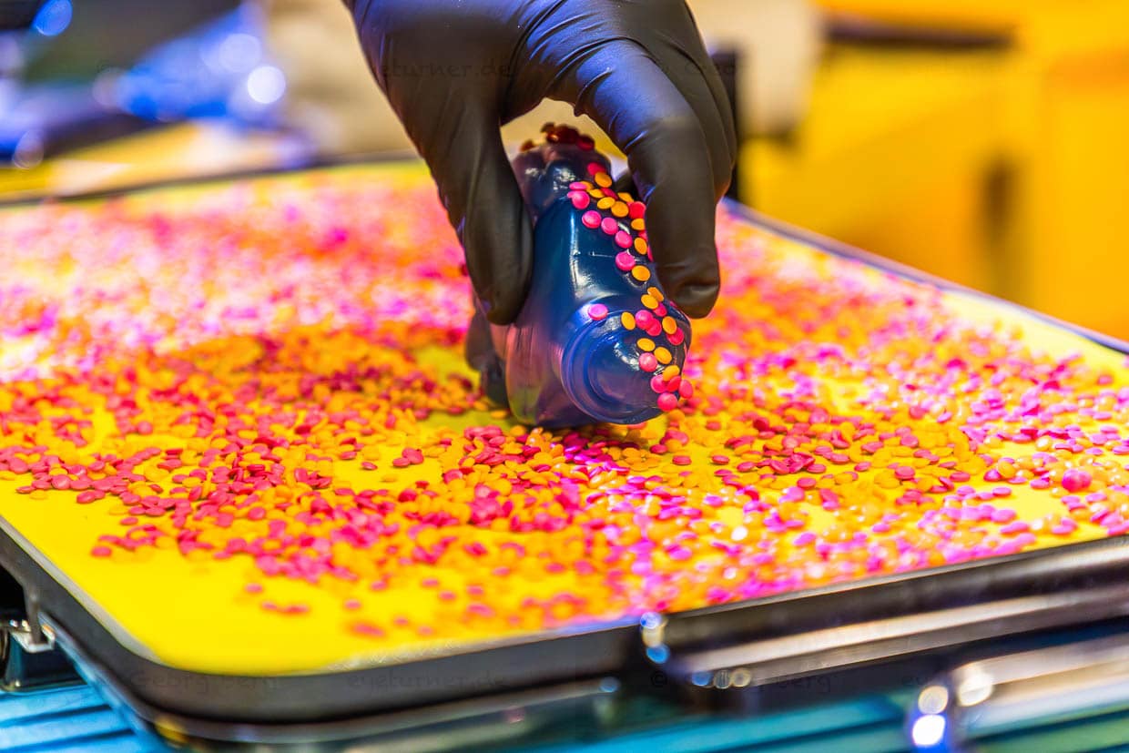 Der vortemperierte Vinyl-Puck kann vor der Schallplattenpressung mit farbigem Granulat panniert werden. Vinyl-Pressing Produktionsstätte des Plattenlabels Third Man Records / Third Man Pressing / © Foto: Georg Berg