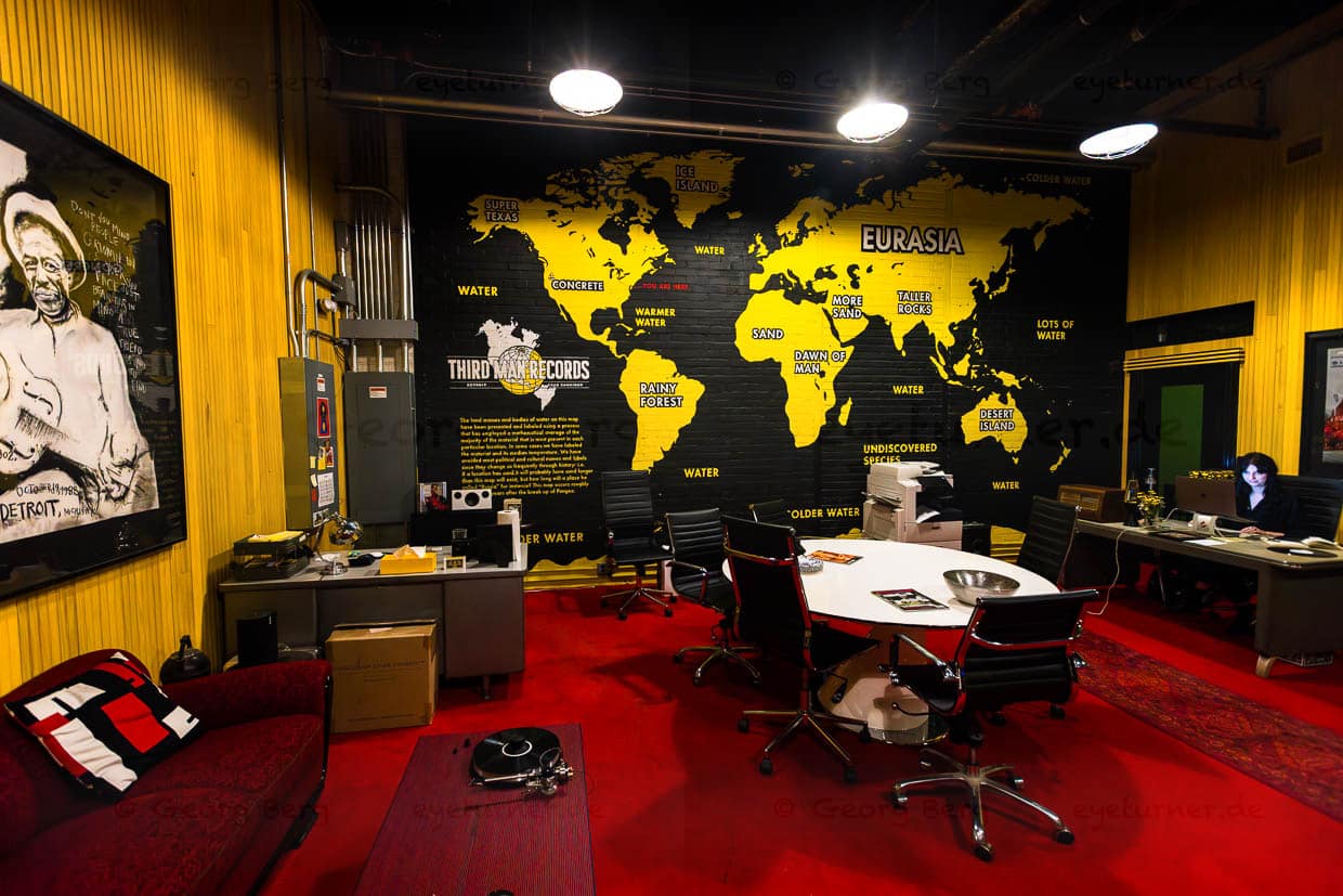 Eine Weltkarte, die keine politischen Grenzen kennt – nur Materialien und Temperaturen / © Foto: Georg Berg