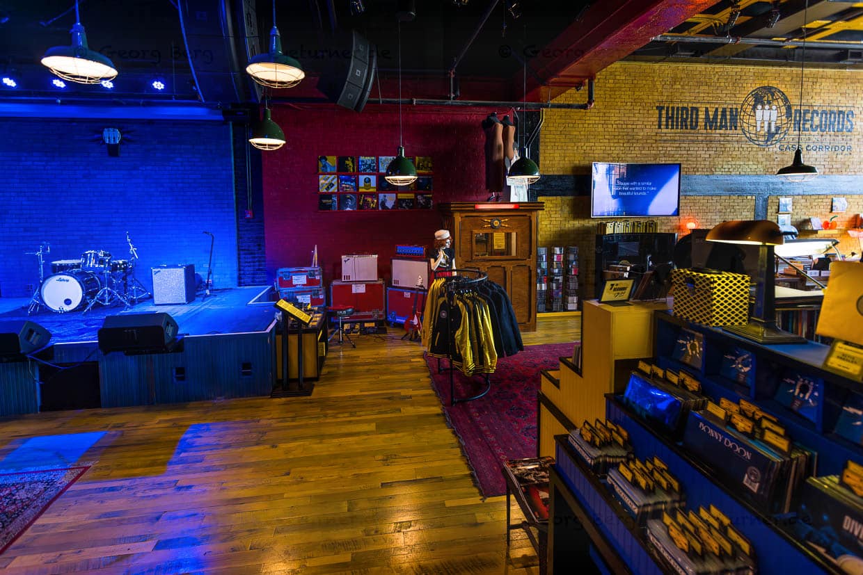 Im Verkaufsraum gibt es eine Bühne für Live-Aufnahmen und eine schalldichte Abhörkabine / © Foto: Georg Berg