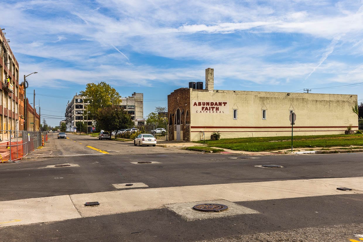 Die Abundant Faith Cathedral steht inmitten einer Industriebrache zwischen dem ersten Fließband von Henry Ford und den angesagten neuen Läden / © Foto: Georg Berg