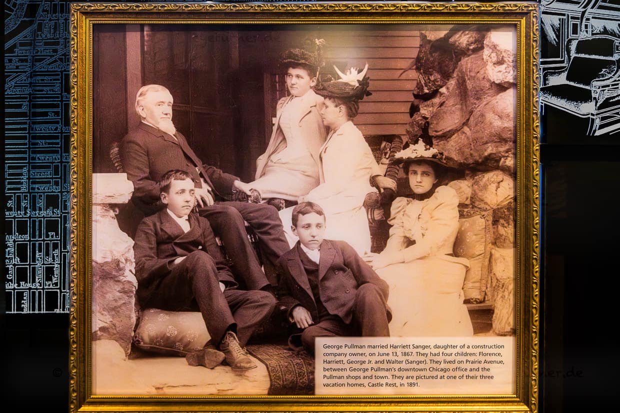 Foto aus der Ausstellung im Administration-Clock Tower Building Pullman Visitor Center. George Pullman im Jahr 1891 mit Ehefrau Harriett und den Kindern Florence, Hariett, George jr. und Walter / © Foto: Georg Berg