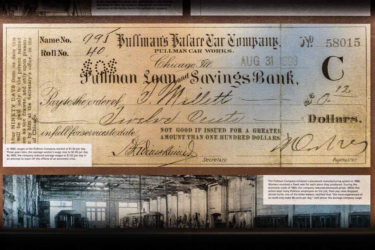 Lohnscheck eines Arbeiters der Pullman Werke im August 1893 mit einem Auszahlungsbetrag von nur noch 0,12 Dollar. Die Depression im Jahr 1893 verursachte einen landesweiten Einbruch bei den Bestellungen von Eisenbahnwagen. Die Pullman-Gesellschaft kürzte die Löhne der Arbeiter um 25 Prozent, senkte aber nicht die Mieten. Pullman weigerte sich, mit den Arbeitnehmern zu verhandeln. Im Mai 1894 legten die Arbeiter die Arbeit nieder / © Foto: Georg Berg