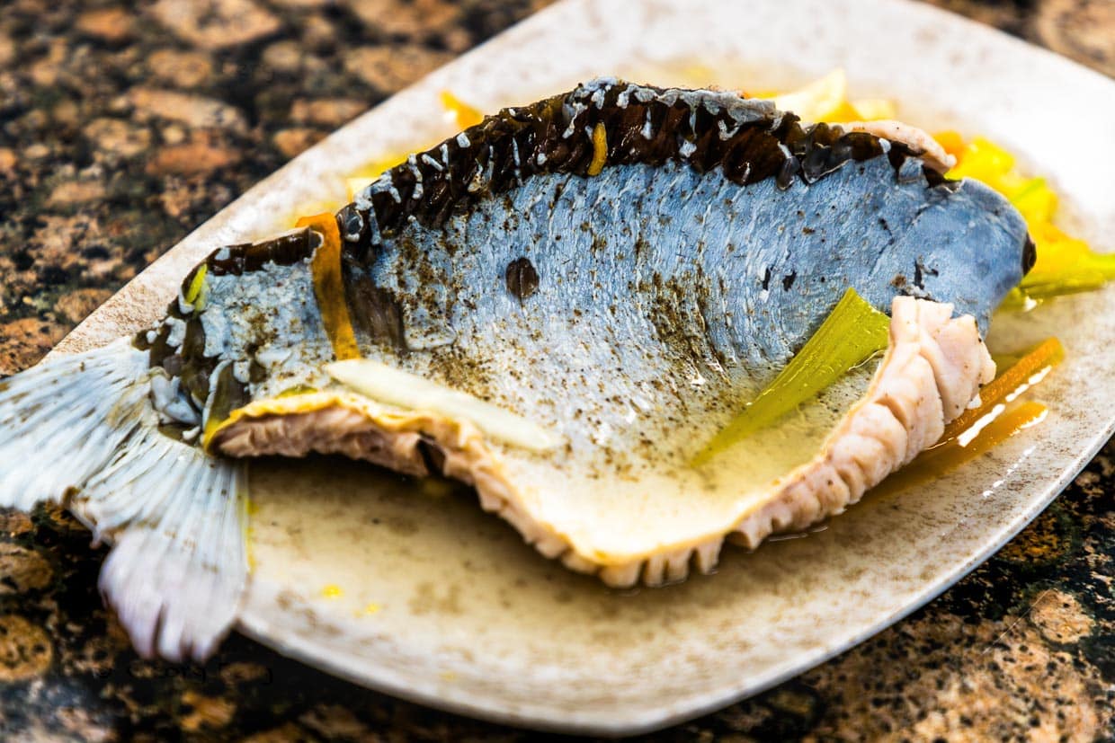 Karpfen blau ist ein traditionelles Weihnachtsrezept. Die Blaufärbung ist auf die Schleimschicht der Fischhaut zurückzuführen, die beim Garen eine blassblaue Farbe annimmt / © Foto: Georg Berg