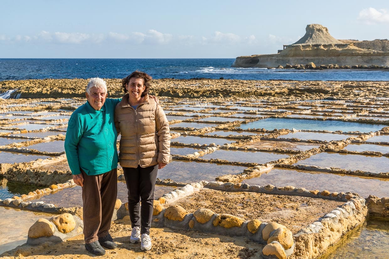 Rose Cini und Tochter Josephine Xuereb. Mutter Rose erbte die Salzpfannen und hielt das Geschäft über viele Jahrzehnte gemeinsam mit ihrem Mann aufrecht / © Foto: Georg Berg