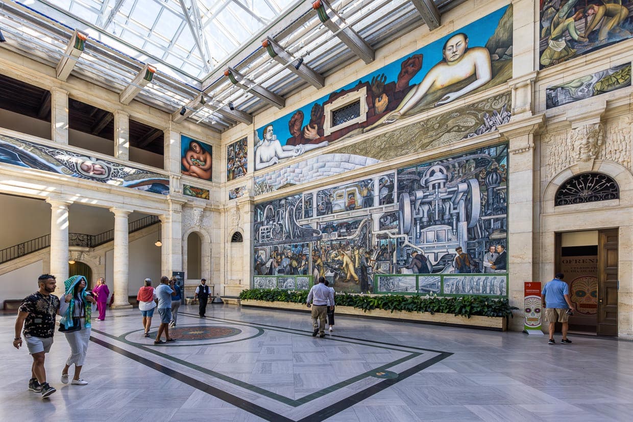 Detroit Industry Murals von Diego Rivera umgeben den Rivera Court im Detroit Institute of Arts. Sie entstanden zwischen 1932 und 1933 und wurden von Rivera als sein erfolgreichstes Werk betrachtet / © Foto: Georg Berg