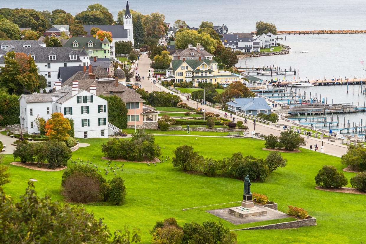 Blick von Fort Mackinac auf Mackinac Island State Harbor in der Haldimand Bay und auf Sainte Anne’s Catholic Church / © Foto: Georg Berg
