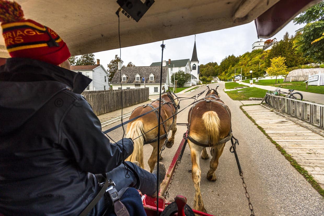 Motorisierte Fahrzeuge wurden 1898 auf Mackinac Island verboten, so dass bis heute Fahrräder und Pferde die Hauptverkehrsmittel sind. Beliebte Touristenattraktion ist eine Tour in der Pferdekutsche. Der Kutscher ist gleichzeitig Reiseführer und informiert über die Geschichte der Insel / © Foto: Georg Berg