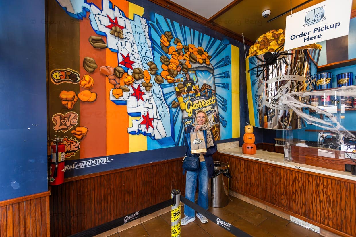 Im Flagshipstore Garrett Popcorn auf der Michigan Avenue in Chicago. Popcorn nach Familienrezept seit 1949. Berühmt ist die Mischung mit Karamell-Popcorn und Cheddarcheese Popcorn / © Foto: Georg Berg