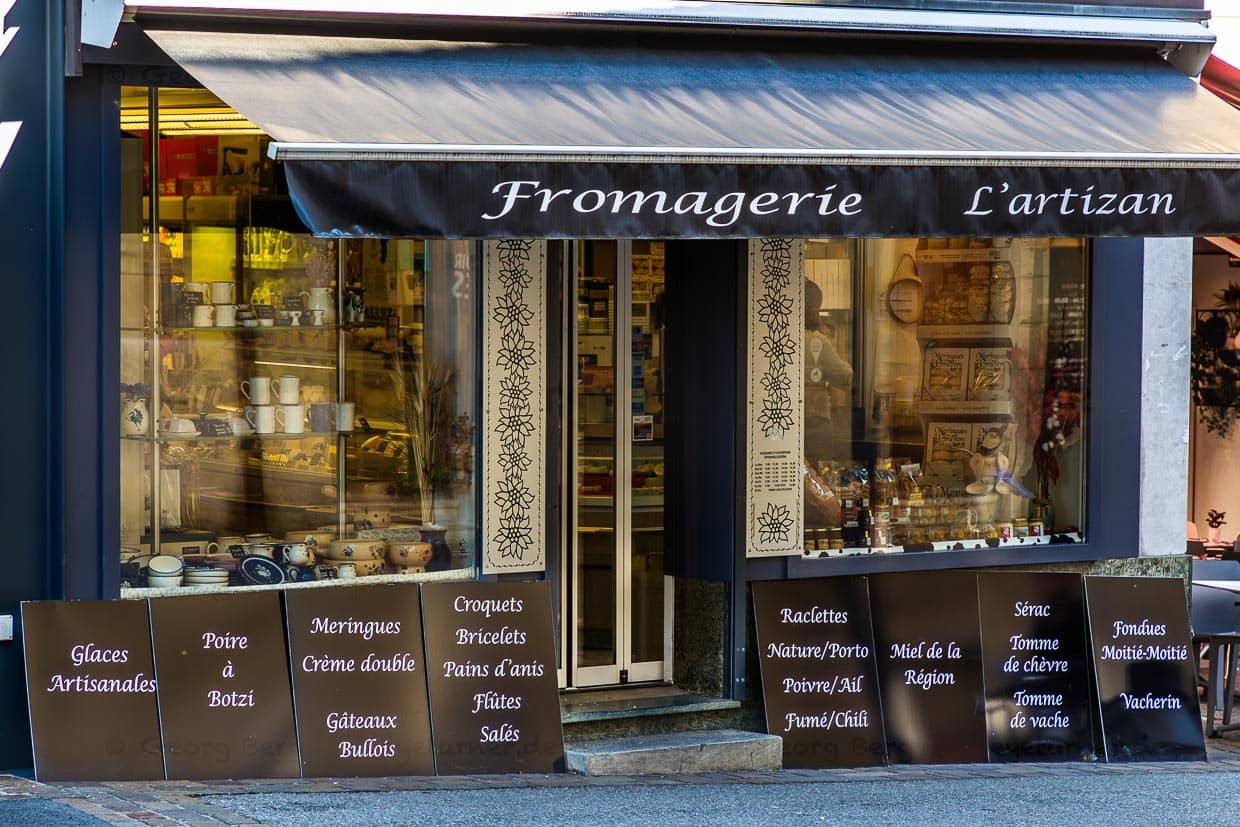 Das Feinkost- und Käsegeschäft L’Artizan auf der Rue de Lausanne 83 im Zentrum von Fribourg hat fast alle Spezialitäten aus dem Freiburger Land, vom Anisbrot bis zum Vacherin, von Crème Double bis Meringues / © Foto: Georg Berg