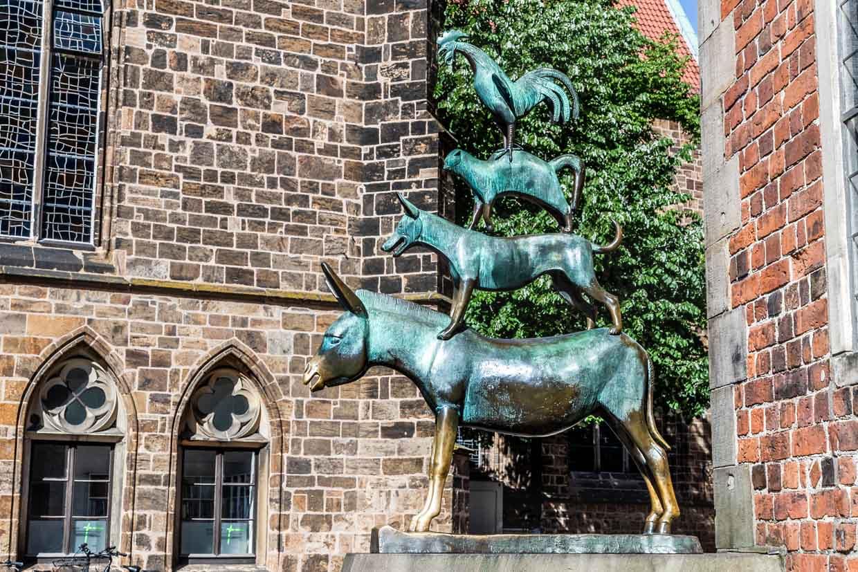 Die Statue der Bremer Stadtmusikanten am Rathaus. Sie sind das Wahrzeichen von Bremen / © Foto: Georg Berg