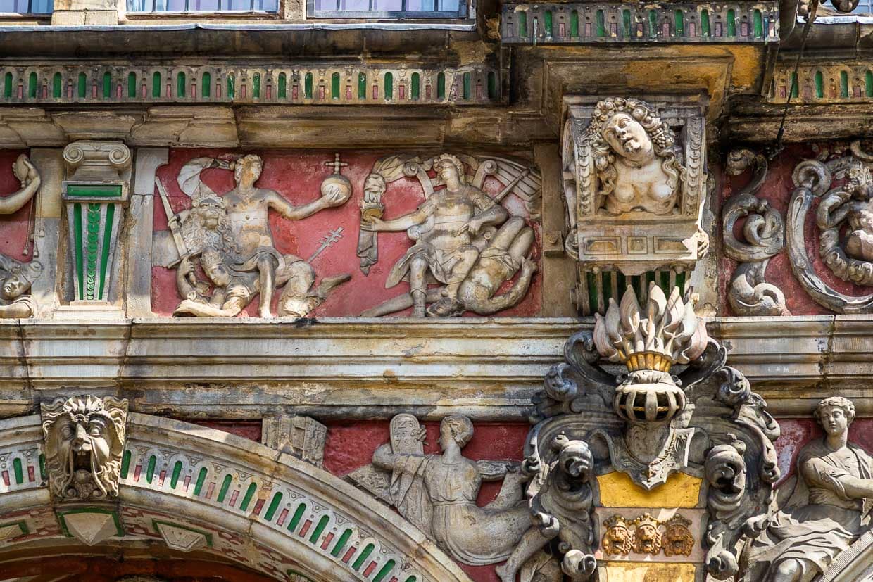 Detail aus der Fassade des Bremer Rathauses (1405). Das Relief entstand zu Beginn des 17. Jahrhunderts, etwa 100 Jahre nach der Reformation, und spiegelt die Spannungen zwischen der katholischen Kirche und den protestantischen Kräften wider. Bremen war zu dieser Zeit stark von der Reformation geprägt. Die Szene zeigt einen Papst, der auf dem Boden kniet und dem das Kreuz im Gesäß steckt / © Foto: Georg Berg