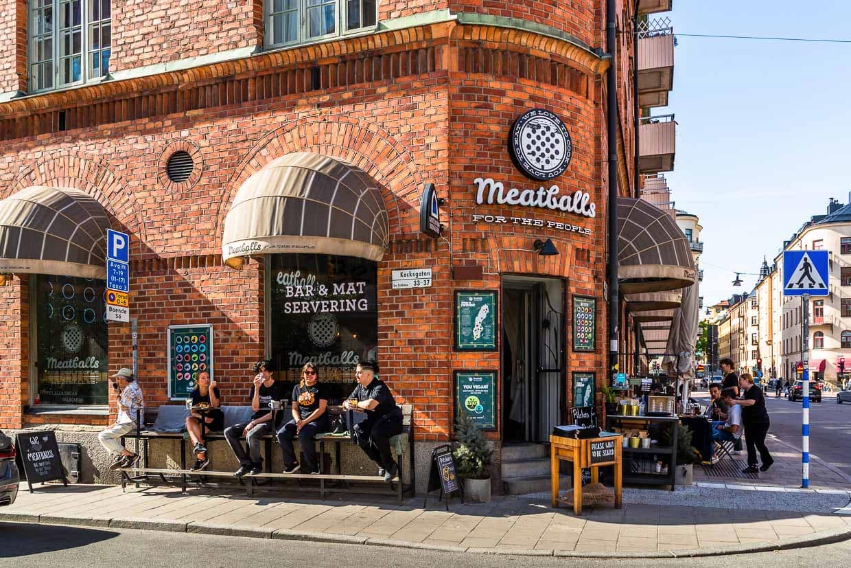 Im „Meatballs for the People“ in Stockholms Stadtteil Södermalm wird der schwedische Klassiker Köttbollar gefeiert. Es gibt die Fleischbällchen vom Schwein, Rind, Lamm oder Wild und stets mit Kartoffelpüree und Lingonbeeren / © Foto: Georg Berg