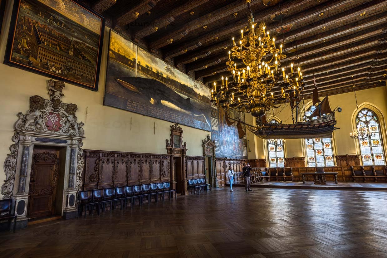 Das Große Walbild von 1669 im Bremer Rathaus hatte auch symbolische Bedeutung. Es sollte die maritime Verbindung Bremens und die Selbstbehauptung der Stadt gegenüber mächtigen Nachbarn betonen. Das präparierte Skelett des Wals hing bis 1815 ebenfalls im Saal, bevor es durch die heute dort befindlichen Schiffsmodelle ersetzt wurde / © Foto: Georg Berg