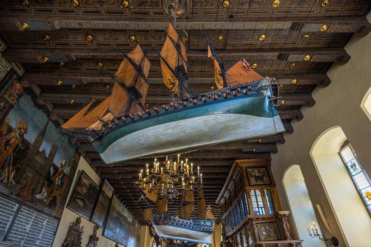 Obere Rathaushalle im Bremer Rathaus (1405). Kriegsschiffe, Orlogschiffe genannt, hängen in der oberen Rathaushalle von der Decke. Sie symbolisieren die maritime Geschichte Bremens und die Bedeutung der Stadt als Handels- und Hafenstadt. Ihre Kanonen waren früher funktionsfähig und wurden bei besonderen Anlässen abgefeuert / © Foto: Georg Berg