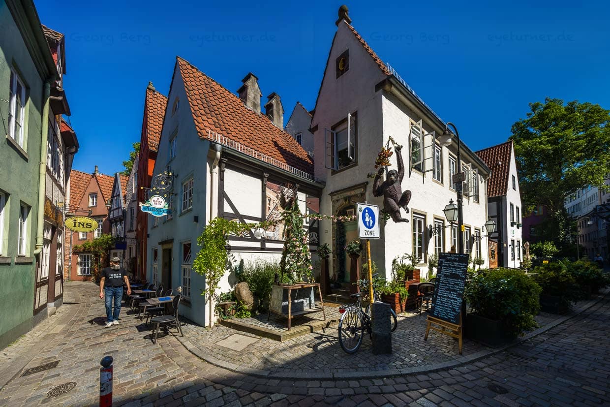 Schnoor-Viertel Bremen ist heute ein beliebtes Touristenziel mit hübschen Gassen und viel Gastronomie. Den Namen hat das ehemalige Bremer Arbeiterviertel, in dem sich die Häuser, wie an einer Schnur aneinanderreihen, aber von den Seilmachern, die hier arbeiteten / © Foto: Georg Berg
