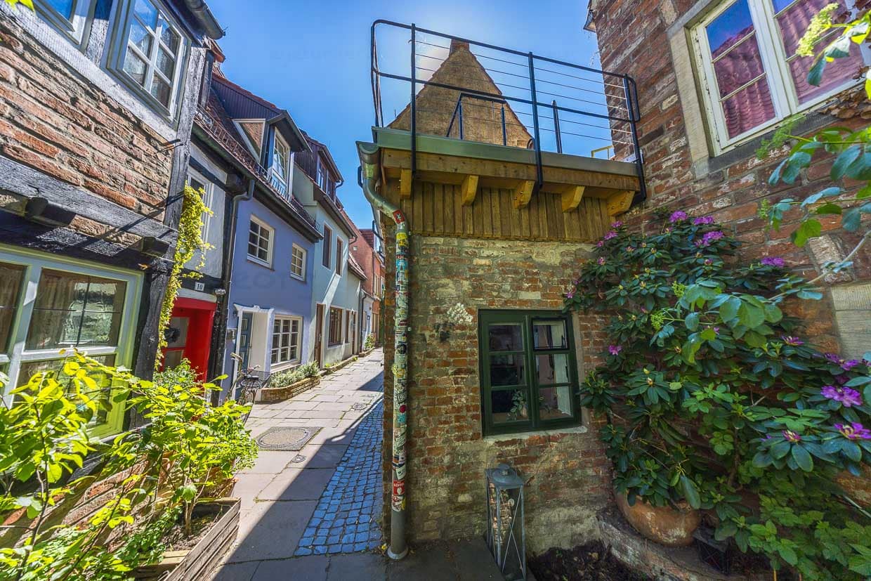 Das kleinste Haus von Deutschland steht im Bremer Schnoor-Viertel und misst 4,5 Quadratmeter. Das Haus ist heute eine Ferienwohnung / © Foto: Georg Berg