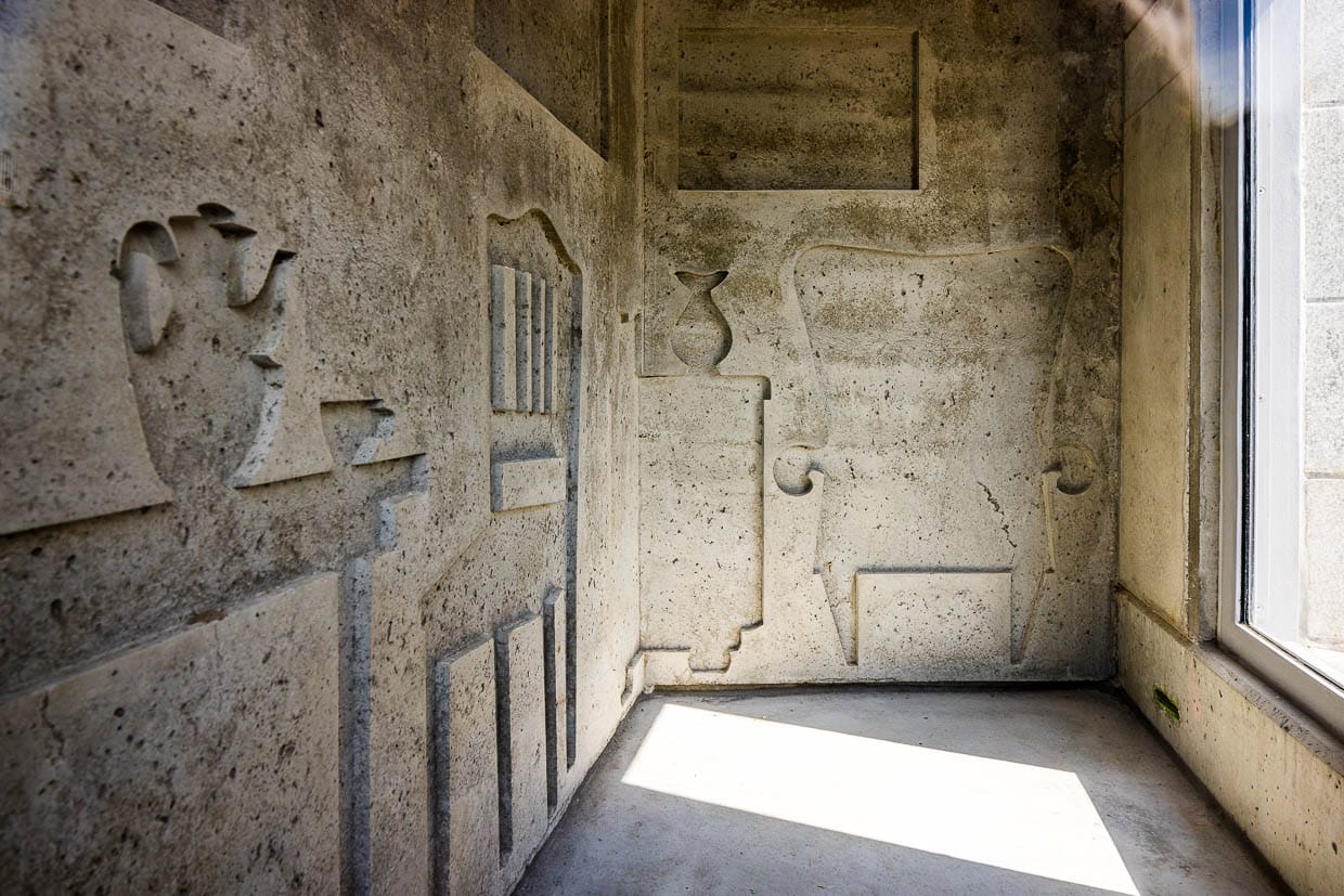 Das Arisierungs-Mahnmal an der Weserpromenade Bremen erinnert seit 2023 an die systematische Enteignung und Ausraubung der Juden während der Zeit des Nationalsozialismus. Entwurf von Evin Oettingshausen. Das Mahnmal steht dort, wo Schiffe damals die geraubten Möbel und Gegenstände aus den besetzten Ländern in Westeuropa nach Bremen brachten / © Foto: Georg Berg