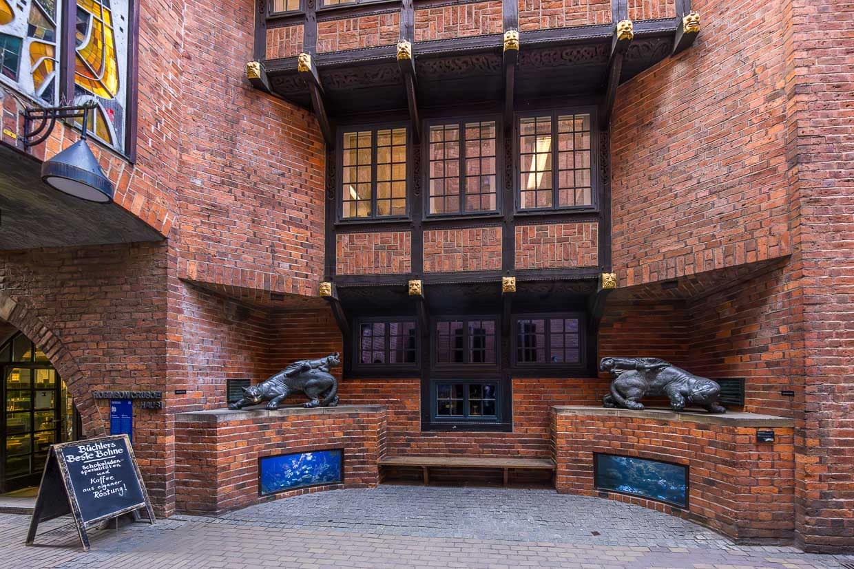 Robinson Crusoe-Haus in der Böttcherstraße 1 mit dem Café Büchlers Beste Bohne. Das Haus trägt diesen Namen, weil Daniel Defoe seinem Romanhelden 1719 einen Kaufmann aus Bremen als Vater gab / © Foto: Georg Berg