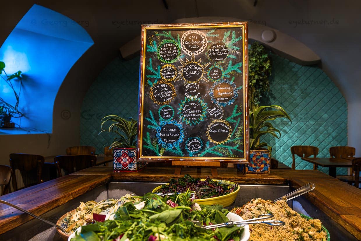 Hermans ist ein vegetarisches und veganes Restaurant in Stockholm, gelegen in Södermalm an der Fjällgatan 23B. Es bietet mittags ein All-you-can-eat-Buffet mit einer großen Auswahl an pflanzenbasierten Gerichten, darunter Salate, Currys, selbstgebackenes Brot und vegane Aufstriche. Das Restaurant legt großen Wert auf biologische Zutaten und Nachhaltigkeit, verwendet überwiegend ökologische Rohstoffe und ist umweltbewusst zertifiziert / © Foto: Georg Berg