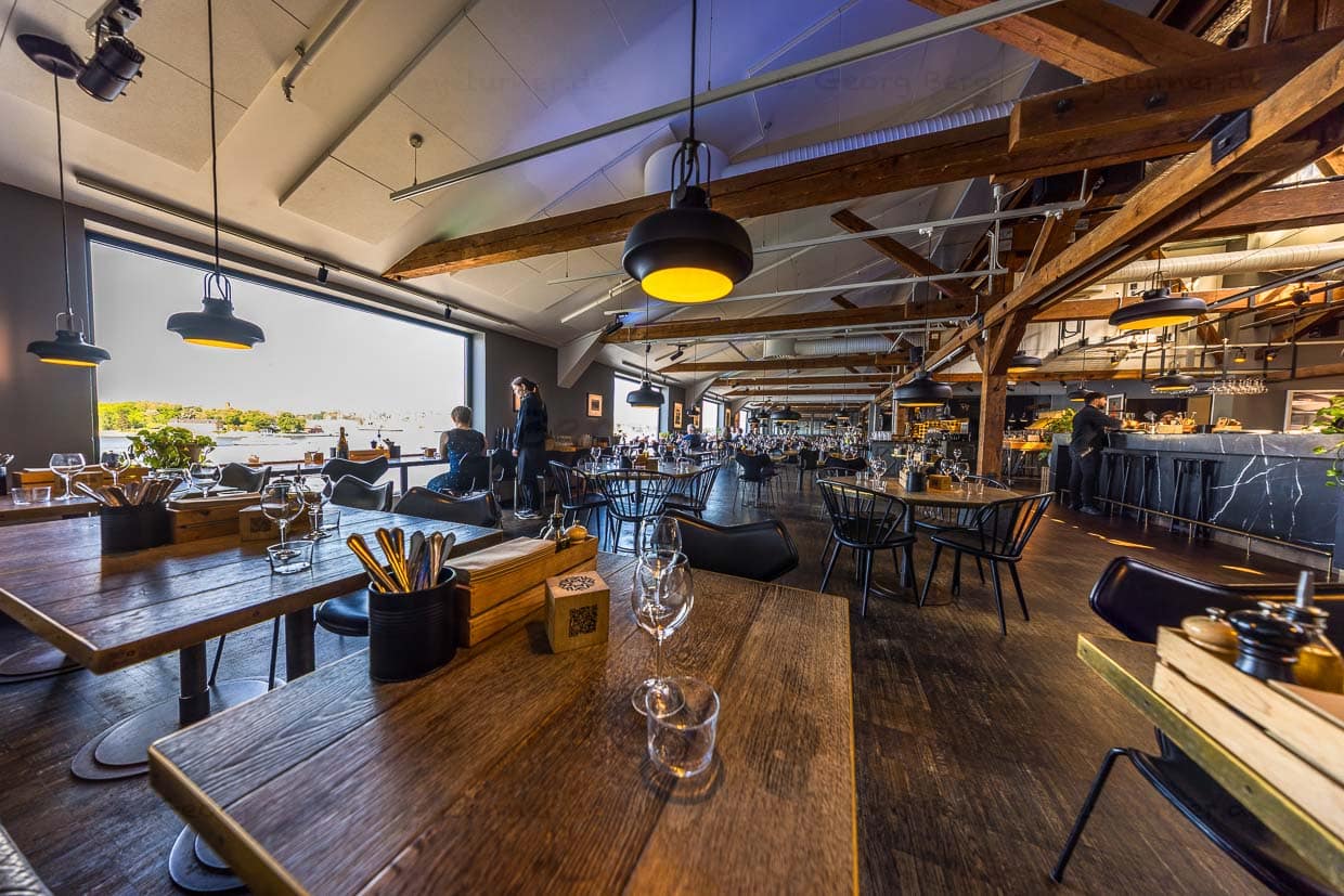 Das Restaurant im Fotografiska Museum in Stockholm heißt schlicht “The Restaurant”. Es ist ein preisgekröntes Restaurant mit Fokus auf nachhaltige und saisonale Küche. Das Restaurant wurde mit dem Michelin Green Star für seine nachhaltigen Praktiken ausgezeichnet und bietet einen spektakulären Blick auf das Wasser und die Stadt. Die Reservierung beinhaltet auch den Eintritt zu den Ausstellungen im Museum / © Foto: Georg Berg