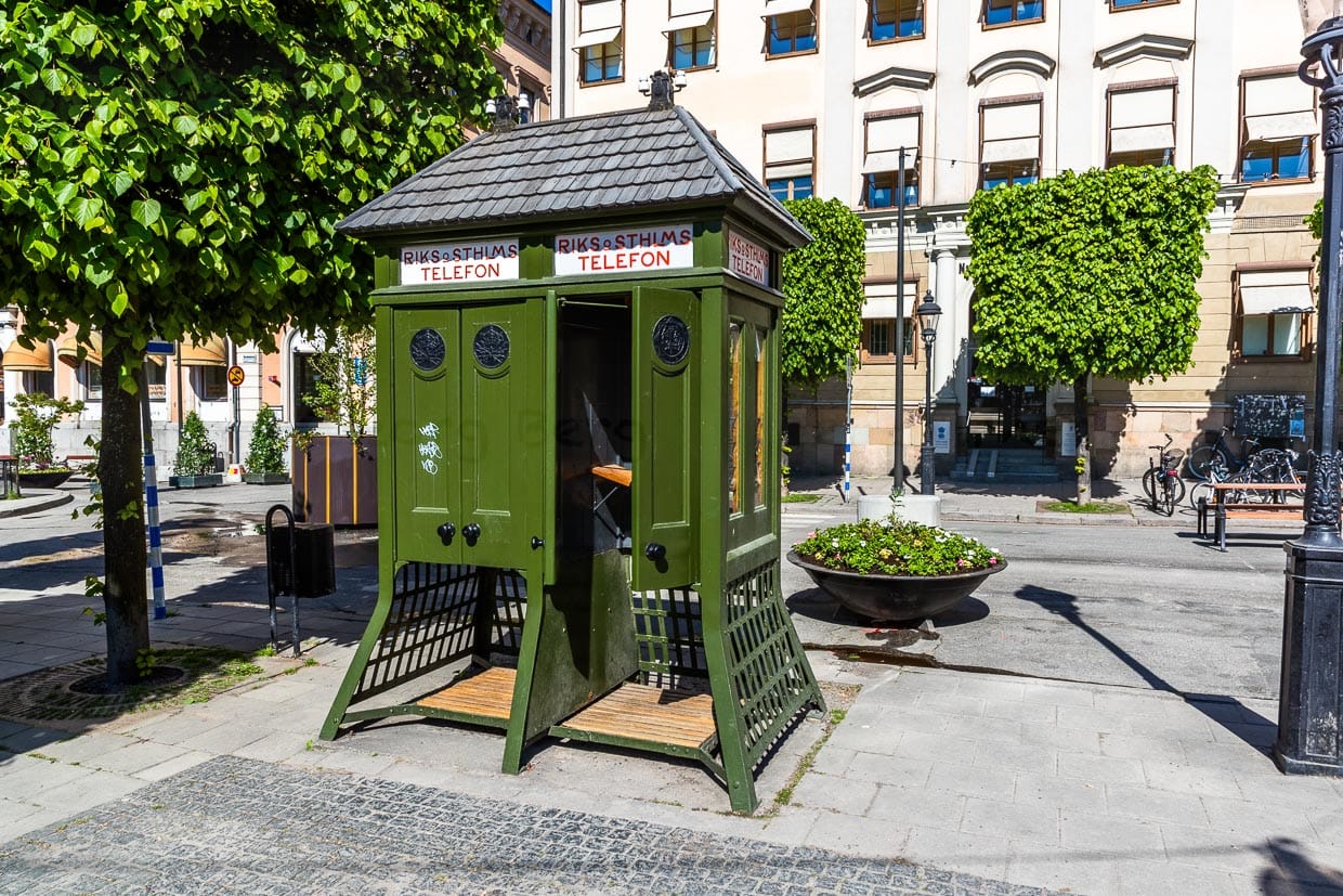 Historische Telefonkabinen von Ericsson. Lars Magnus Ericsson war ein schwedischer Erfinder und gründete 1876 die Firma Ericcson. Die Erfindung des Telefons hielt er für ein Spielzeug für reiche Leute. Doch durch Ericcsons Erfindung gab es eine Zeit, in der Stockholm mehr Telefonkabinen hatte als New York, London und Paris / © Foto: Georg Berg