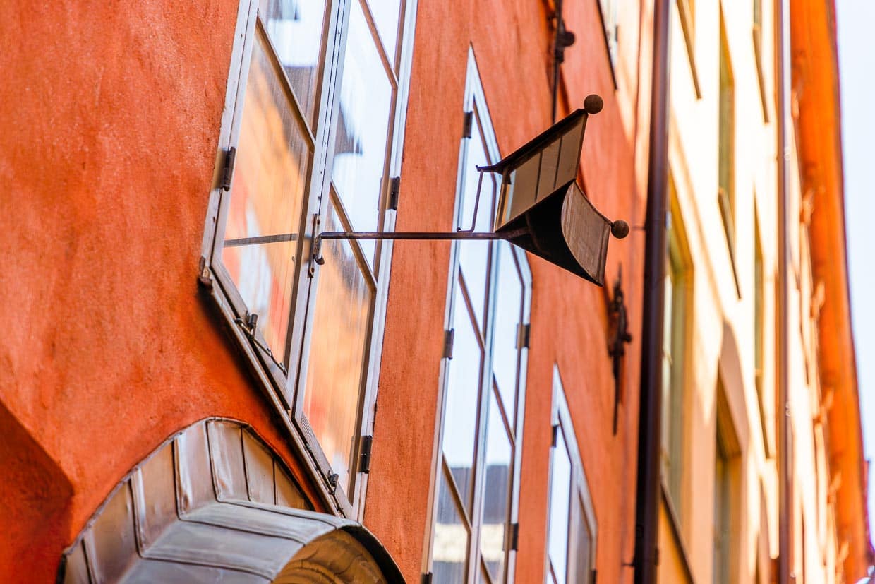 Tratschspiegel aus dem 18. Jahrhundert als Frauen nur in Begleitung auf die Straße durften und mit Hilfe des Spiegels mit der Nachbarin reden konnten, ohne das Haus zu verlassen / © Foto: Georg Berg