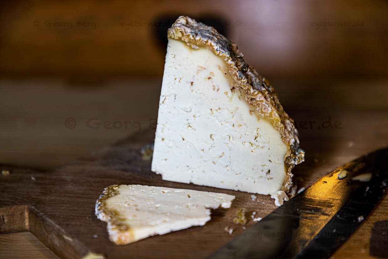 Sauerkäse ist eine Spezialität aus dem Grossarltal. Es handelt sich um einen Graukäse, der aus entrahmter Milch hergestellt wird. Jede Alm hat ein eigenes Familienrezept für ihren "Sauakas". Den Sauerkäse nennen die Senner auch Sportlerkäse, da er viel Eiweiß und wenig Fett enthält / © Foto: Georg Berg