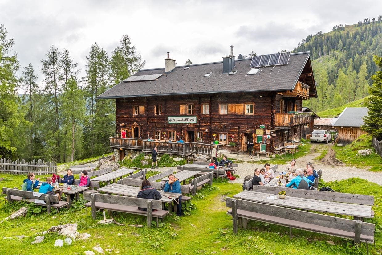 Filzmoosalm auf 1.710 Metern im Grossarltal bietet Gastronomie und Übernachtungsmöglichkeiten am Salzburger-Almenweg / © Foto: Georg Berg