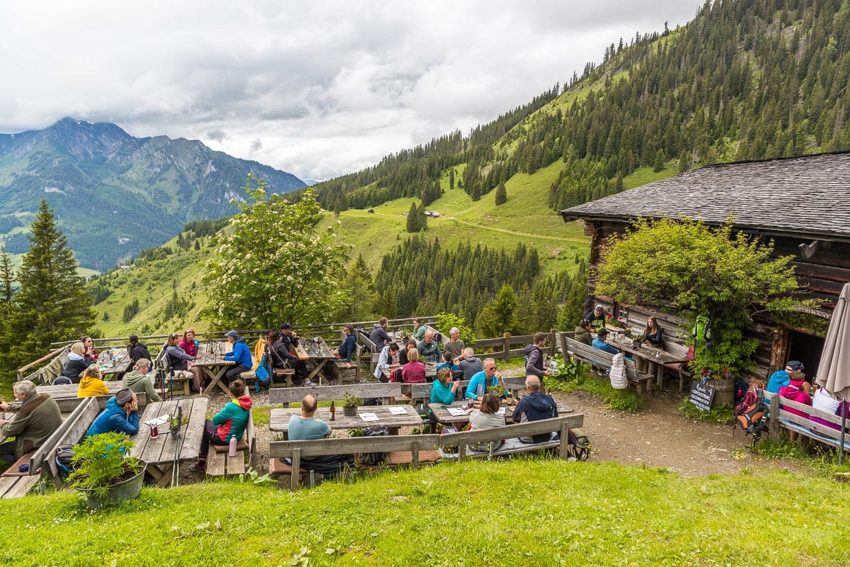 Die Karseggalm auf 1.603 Metern im Grossarltal ist 400 Jahre alt. Im Inneren der Hütte gibt es eine große offene Feuerstelle, auf der noch heute Knetkäse gekocht und Speck geräuchert wird / © Foto: Georg Berg