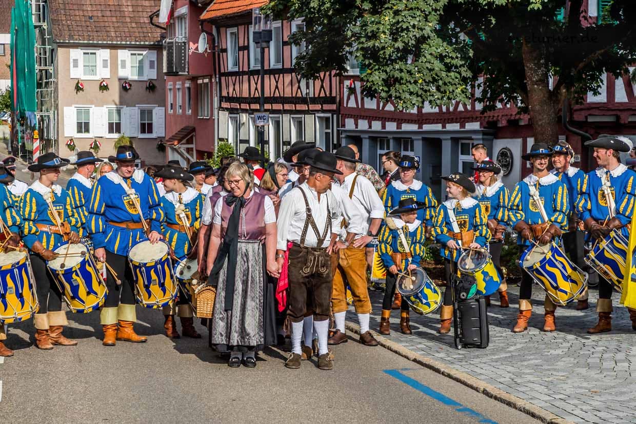 Musikkapellen und traditionelle Tänze gehören seit 1723 zum Rahmenprogramm des Schäferlaufs von Wildberg / © Foto: Georg Berg