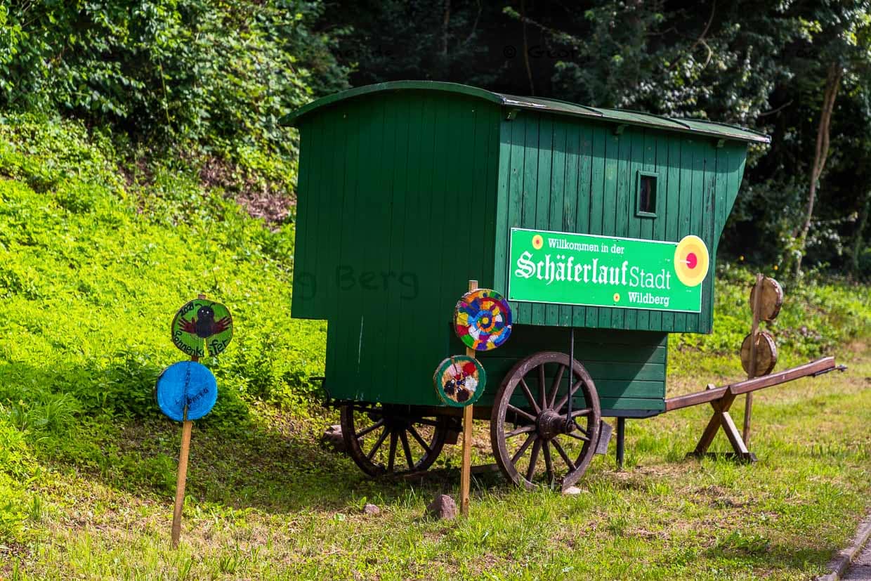 Dekoration am Wegesrand: ein alter Schäferwagen bei Schäferlauf in Wildberg / © Foto: Georg Berg