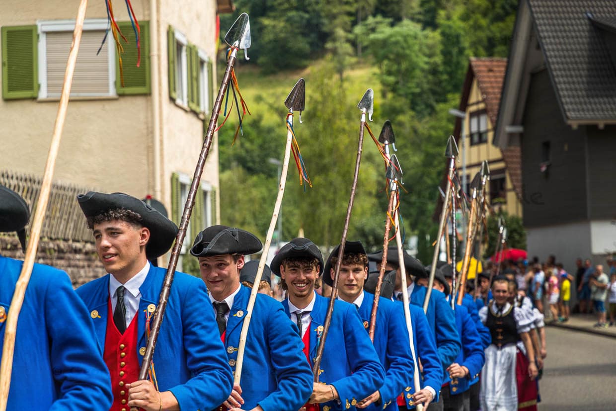 Schäfergruppe mit traditionellen Schäferschaufeln, der sogenannten Schäferschippe, 300 Jahre Schäferlauf in Wildberg. Die kleine Schaufel am unteren Ende des Schäferstabs erfüllt mehrere praktische Aufgaben im Alltag eines Schäfers: Herdenlenkung, Zeichen für Hütehund, Kotprobenentnahme, Pflanzen entfernen, Giftige oder störende Pflanzen ausstechen. Die Schaufeln verfügen auch über einen sogenannten Beifanghaken, mit dem der Schäfer die Schafe an den Beinen fangen kann / © Foto: Georg Berg