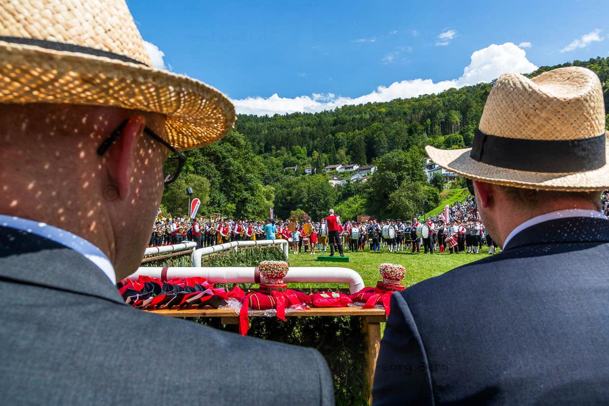 Schäferlaufplatz in Wildberg, Blick auf die Schäferkronen, die sogenannten "Schäppel"die nach dem Wettlauf der Schäfer und Schäferinnen den Siegern aufgesetzt wird / © Foto: Georg Berg