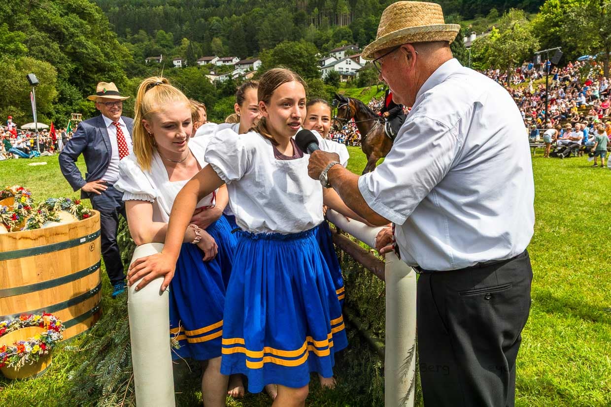 Im Zieleinlauf des Schäferinnenlaufs wird die Siegerin 2024, Jana Deufel, interviewt / © Foto: Georg Berg
