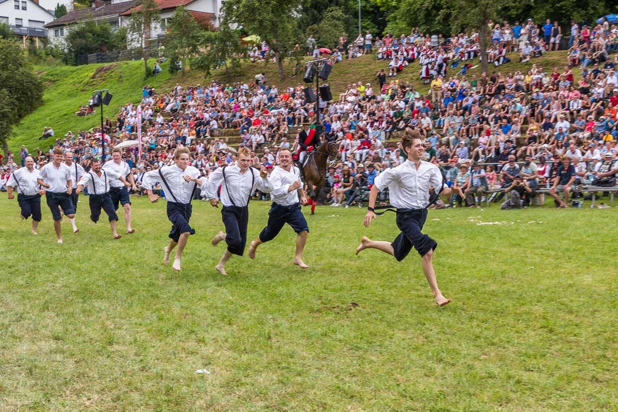 Höhepunkt des Traditionsfestes in Wildberg ist der Schäferlauf. Barfuß rennen die jungen Männer, die alle aus Schäferfamilien stammen müssen um den Titel des Schäferkönigs / © Foto: Georg Berg