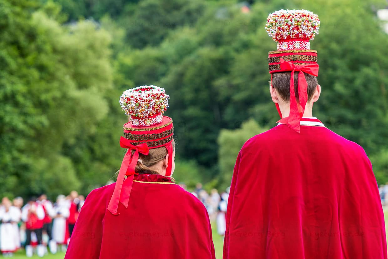 Die frisch gekrönten Schäfer mit dem Schäppel, dem tradtionellen Kopfschmuck, einer Krone aus Perlen und Glasstücken / © Foto: Georg Berg