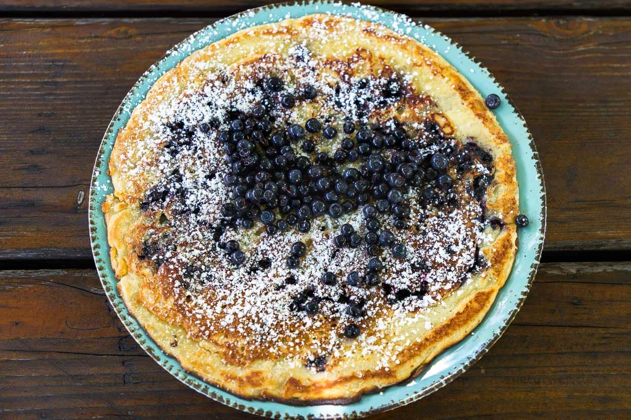 Blaubeerpfannkuchen aus Waldheidelbeeren ist während der Heidelbeersaison zwischen Anfang Juli und Ende August eine kulinarische Spezialität in Enzklösterle, Nordschwarzwald / © Foto: Georg Berg