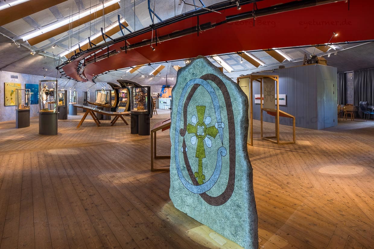 Runenstein im Museum von Gamla Uppsala. Die Inschriften und Symbole waren farbig gestaltet. Der Standort war wichtig. Der Runenstein sollte sichtbar sein und an einer Straße oder einem Wasserweg aufgestellt werden, an dem viele Menschen vorbeikommen / © Foto: Georg Berg